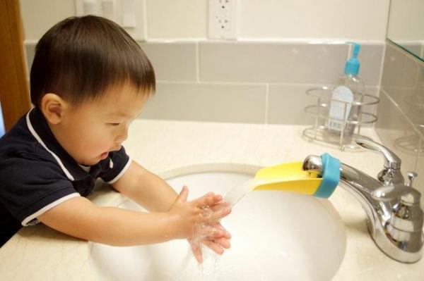 hauskoja tarvikkeita kylpyammeeseen lapset pesevät kädet