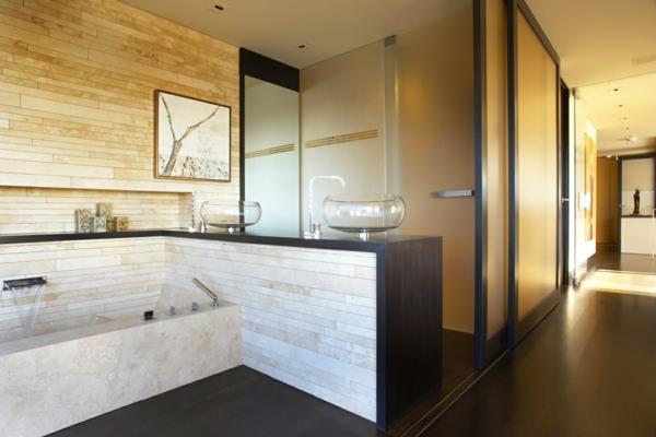 ylellinen kalifornialainen huoneisto, jossa on panoraama -ikkunat kylpyhuoneessa