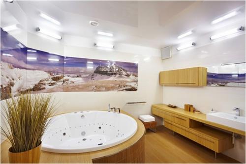 ylellinen kylpyhuone sisäänrakennettu kylpyamme kasvit kuvia seinä