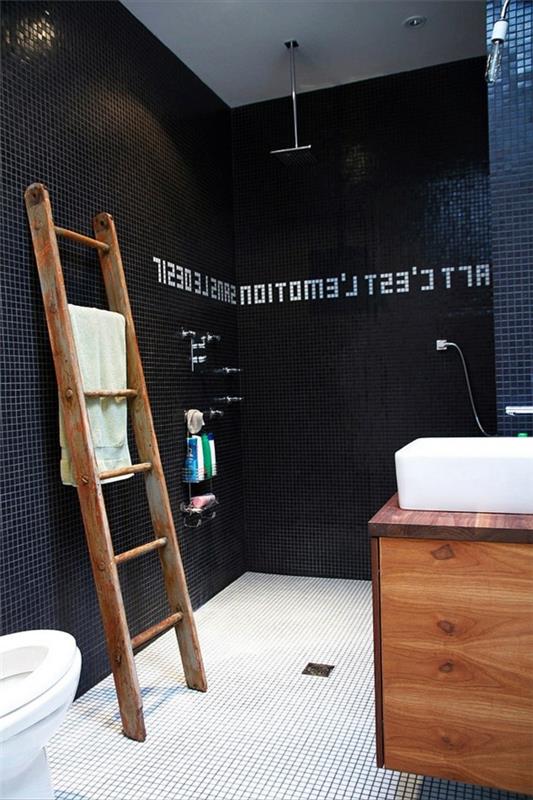 ylellinen kylpyhuone mustat mosaiikkilaatat puiset tikkaat
