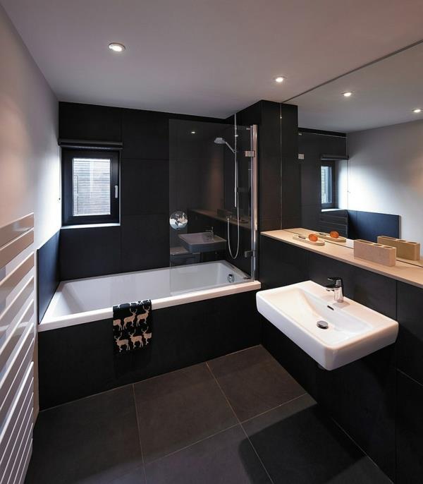 ylellinen kylpyhuone mustat seinät peiliseinä