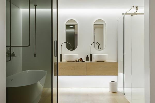 ylellinen kylpyhuone symmetrinen peili ja pesuallas