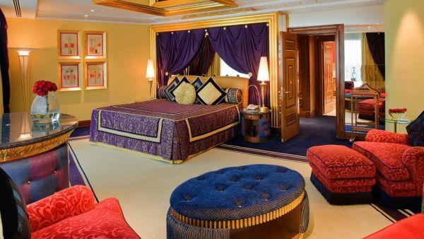 ylelliset hotellihuoneen huonekalut violetilla ja sinisellä