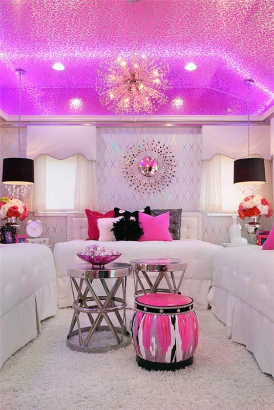 teini huone tyttö vaaleanpunainen viltti valkoinen sohva sivupöydät