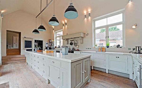 ylellinen keittiö suunnittelee valkoisia sisäänrakennettuja harmaita keittiökaapin riippuvalaisimia