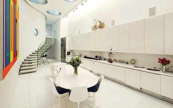 ylellinen keittiö suunnittelee valkoisen sisäänrakennetun keittiökaapin ruokapöydän