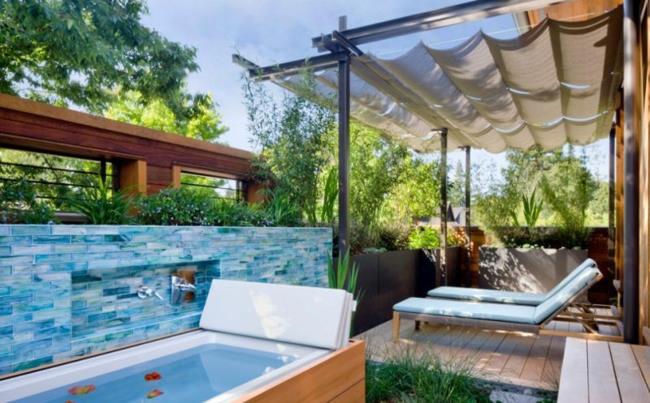 ylellinen kodin wellness -kylpyamme porealtaalla pyöreällä ulkoalueella pergola -aurinkotuoleilla