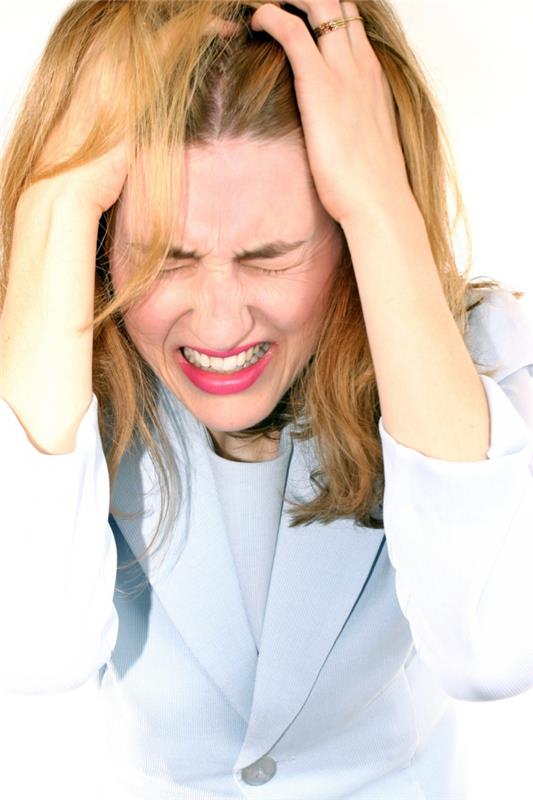 magnesiumin puutteesta kärsivä nainen tunnistaa stressin merkit