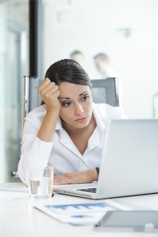 magnesiumin puutteen oireet nainen työpaikka väsynyt