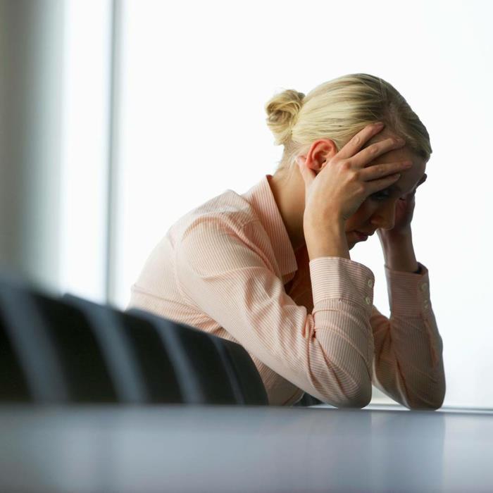 magnesiumin puutteen oireet nainen väsynyt stressi