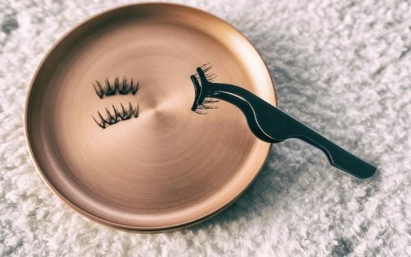 Magneettisten silmäripsien kiinnittäminen on helppoa