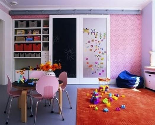 huone lapset mangotaulu värikkäitä vaaleanpunaisia ​​tuoleja