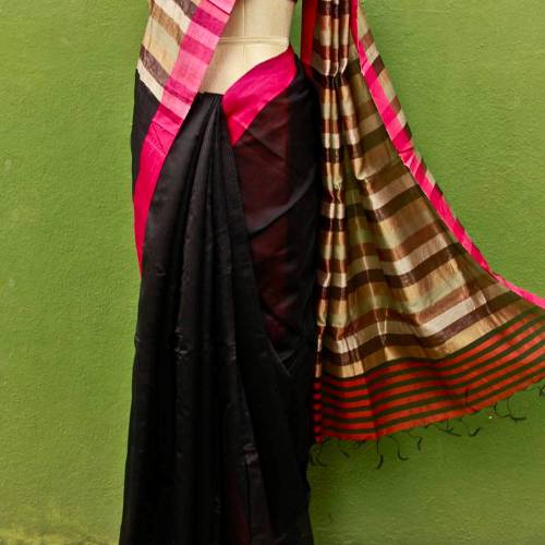 Sort Maheshwari silke med lyserød kant