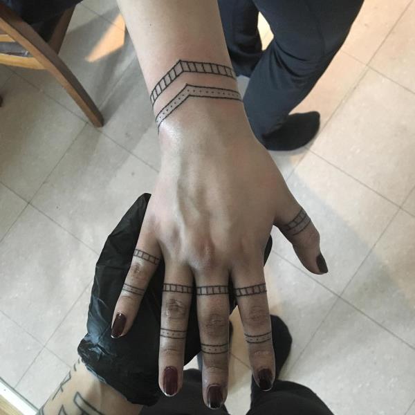 meikki ja kynsien suunnittelu - intialainen tatuointi