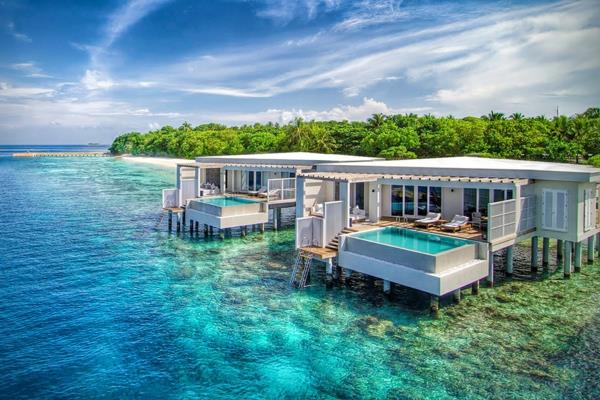 Malediivit loma taivaansininen vesi taivas hotellikompleksi