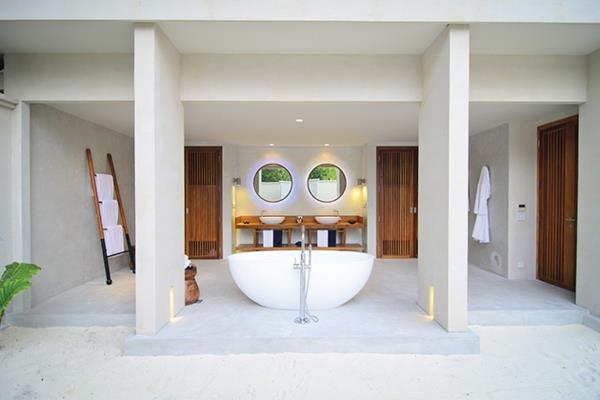 malediivit loma avoin kylpyhuone soikea vapaasti seisova kylpyamme