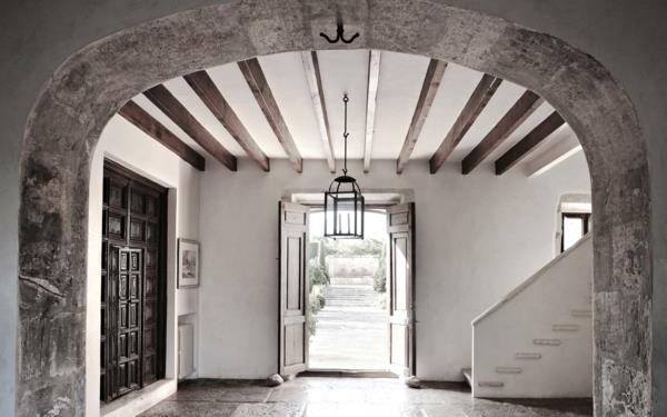 Mallorcan talo myytävänä paljailla palkeilla