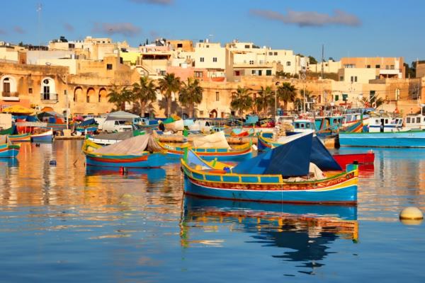 malta loma Marsaxlokk kalastajakylä historia meri veneet vanhat rakennukset palmuja