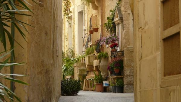 malta loma -alennus kapeat kadut sisäpihat