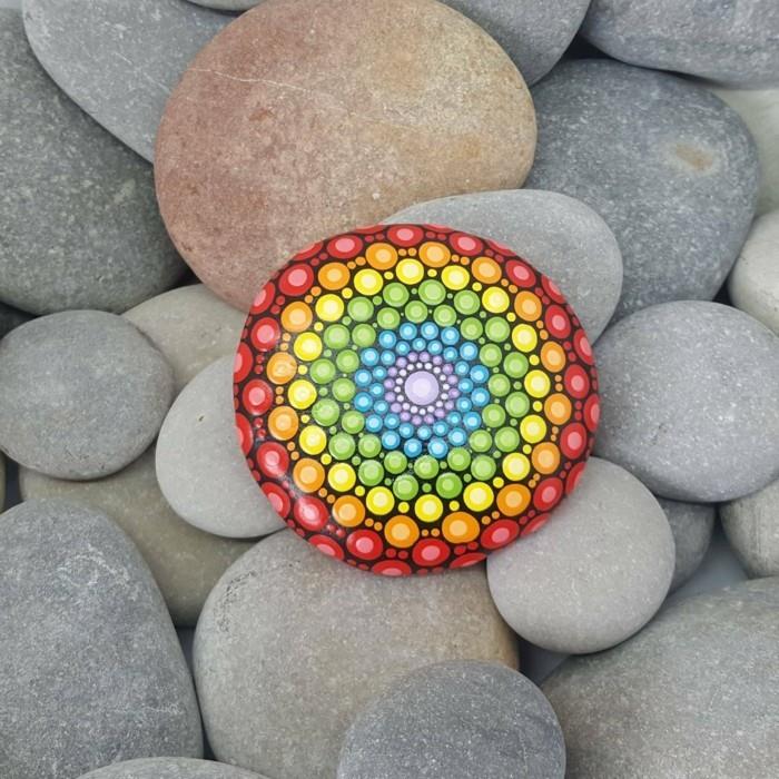 manalakuvion kivet maalaavat värikkäitä kiviä