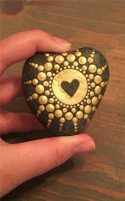 manala -kuvio maalaa kiviä kultaisella sydämellä
