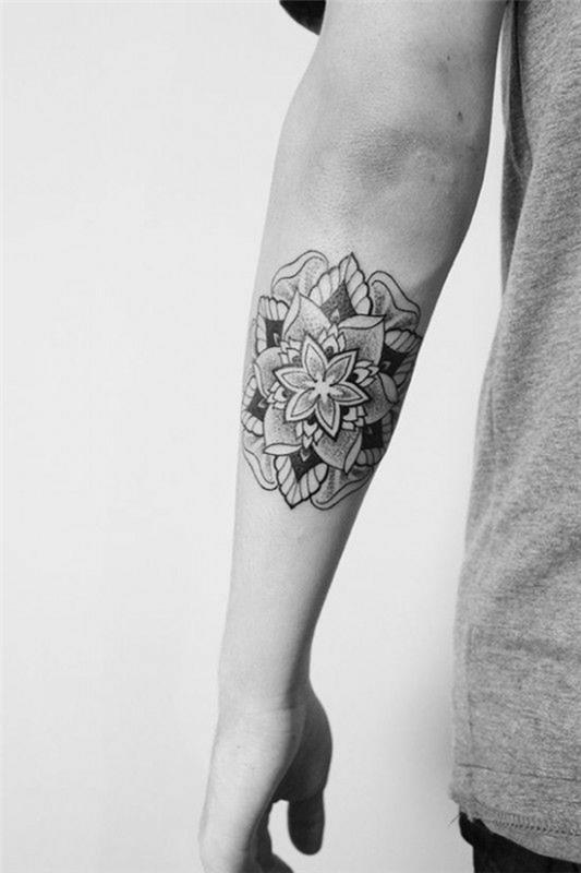 mandala tatuointi lotus mandala kyynärvarren mies