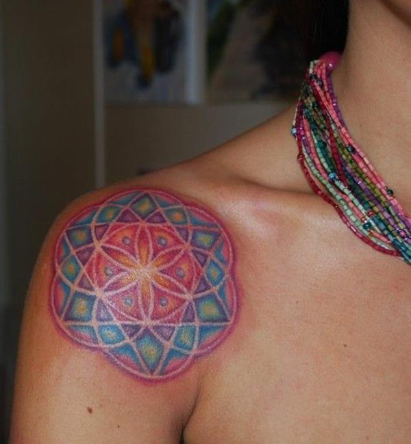 mandala tatuointi mandala design olkapää punainen sininen