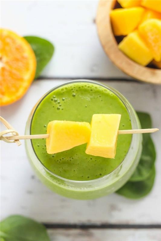 mango ja oranssi vihreä smoothie