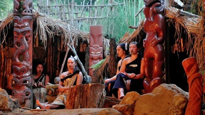 maori naisten puiset patsaat tatuoinnit kasvot