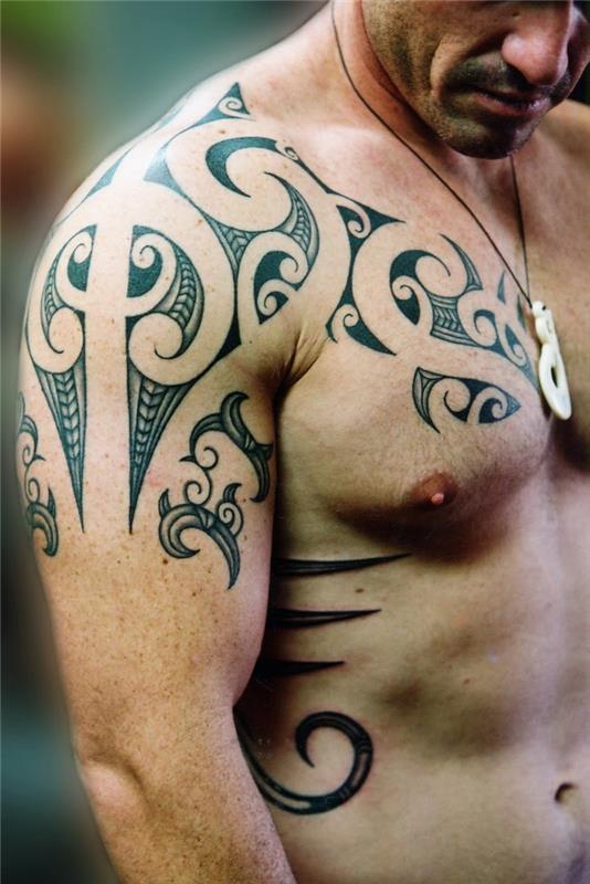 maori -tatuoinnit olkapäämiesten tatuointi -idea