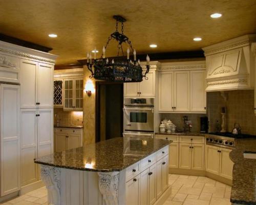 marmorinen työtaso keittiö kattokruunu laattalattia