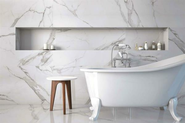 marmorikylpyhuone ilman virtausta ja vapaasti seisova kylpyamme