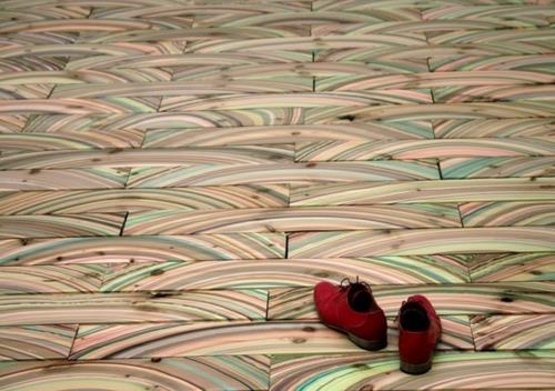 marmorimainen lattia-puu-kengät-punainen