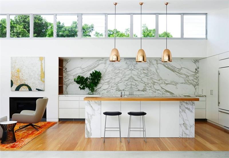 marmoriset keittiökalusteet työtaso ja keittiön takaseinään ripustettavat messinkivalot
