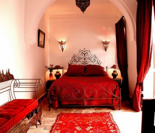Marokon makuuhuoneen suunnitteluidea punainen väri
