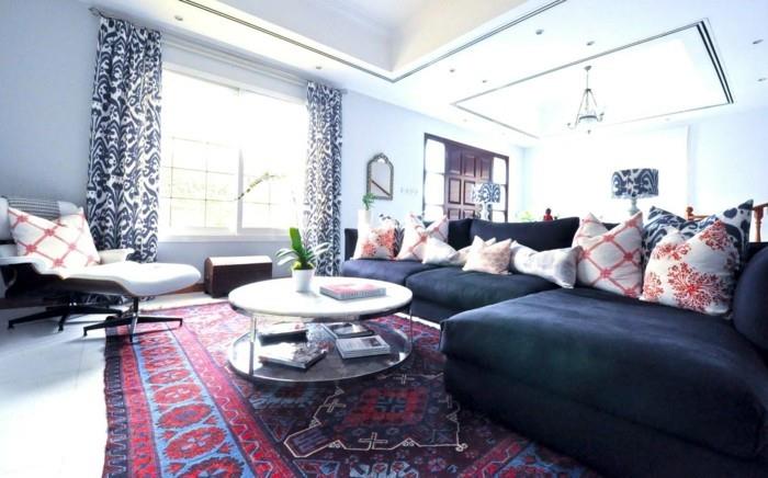 marokkolaiset matot värillinen maalaismainen tummanharmaa sohva värillinen heitotyynyt
