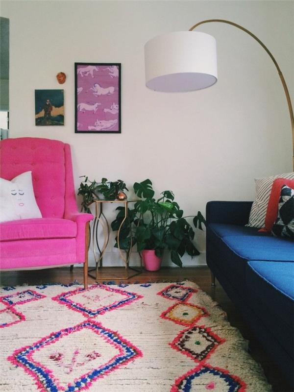 marokkolaiset matot vaaleanpunaiset aksentit värilliset huonekalut