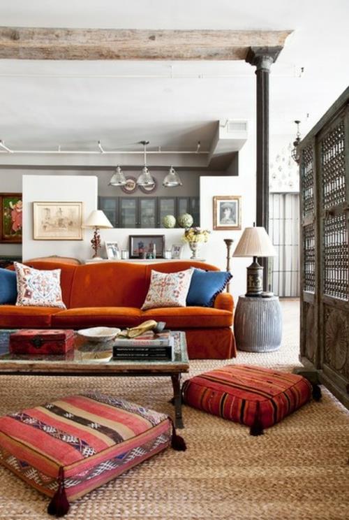 Marokkolainen tunnelma oranssi sohva olohuoneen sisustuksessa