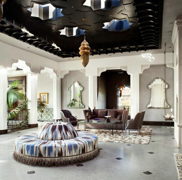 Marokkolaisen talon alakatto, jossa on tähti -aukot