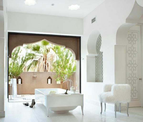 Marokon talo saumaton siirtyminen kylpyhuoneen ja verannan välillä