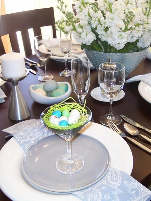 martinilasi täynnä viiriäisen munia pesäpöydän koristelu pääsiäinen