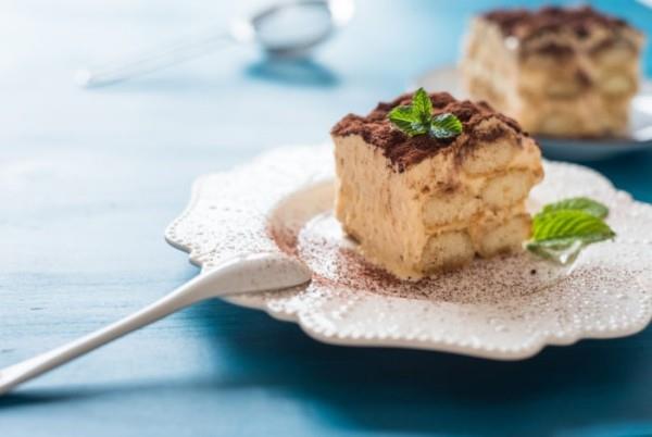 mascarpone lusikka keksit tiramisu lasisessa reseptissä
