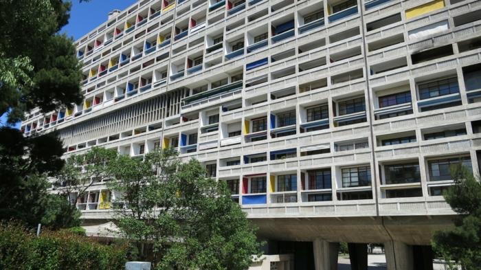 kiinteä talonrakennus brutalismi arkkitehtuuri le corbusier cite radieuse kerrostalo julkisivu värikäs