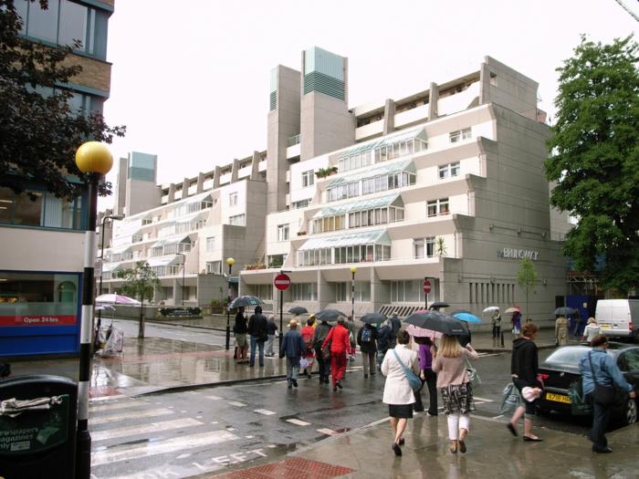 kiinteän talon rakentaminen lontoo bloomsbury brunswick center julkisivu terassit brutalismi arkkitehtuuri