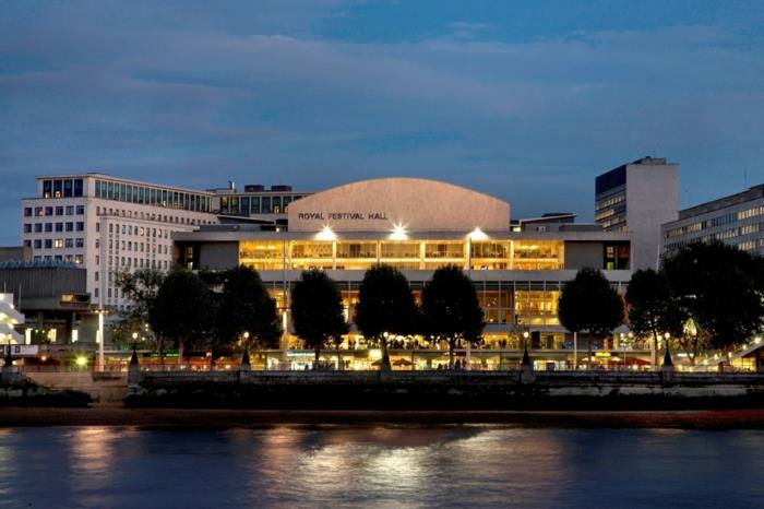 massiivinen talonrakennus lontoo southbank center brutalismi arkkitehtuuri