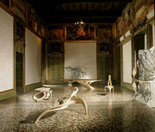 massiivipuupöytänäyttely museossa