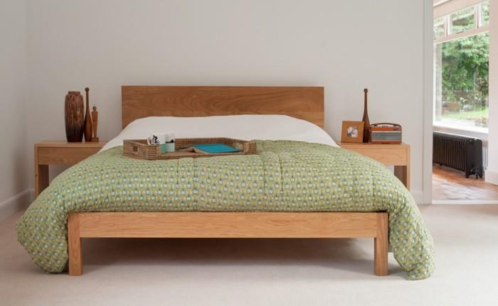 massiivipuinen sänky moderni makuutila kevyet seinät sisustusideoita