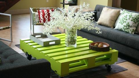 puiset huonekalut lava pöytälevy maalattu vihreä idea maljakko kukkia