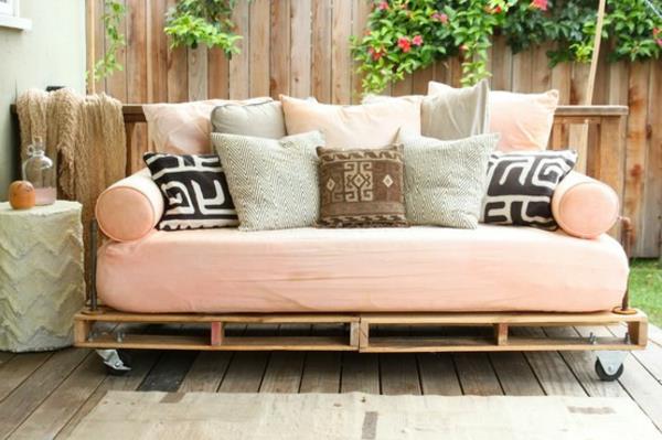 tee omat huonekalusi puulavoista sohvan vaaleanpunaisista tyynyistä