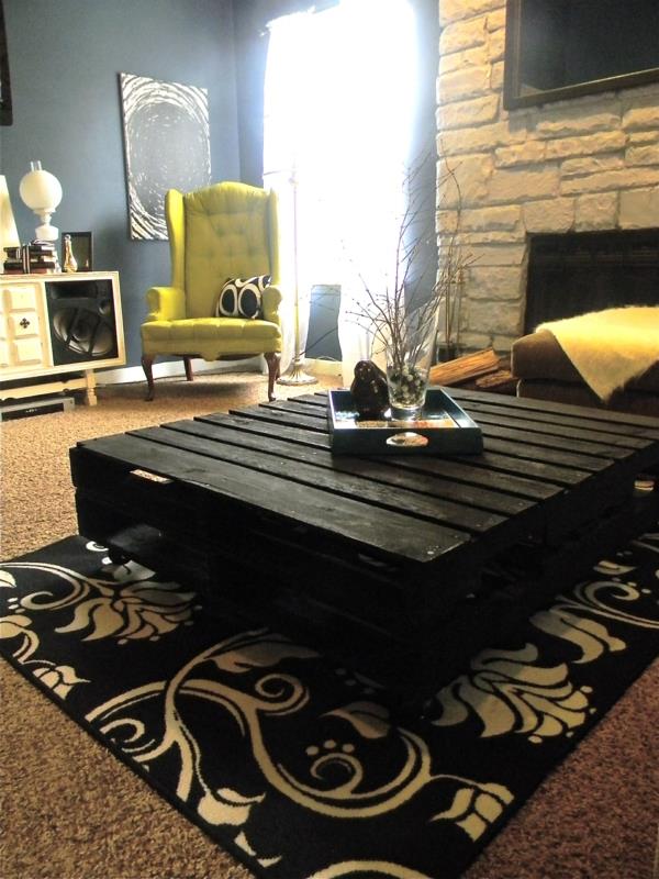 huonekalut lavoista musta sohvapöytä tyylikäs olohuoneen matto